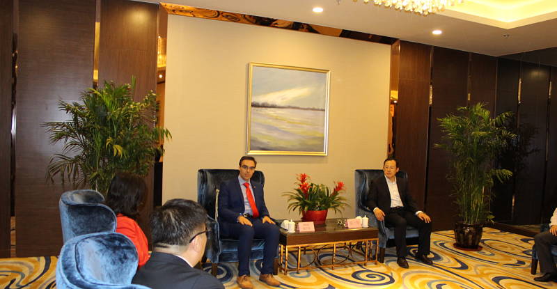 Delegación de Abogado Amigo en un momento de la negociación con representantes de la Administración China